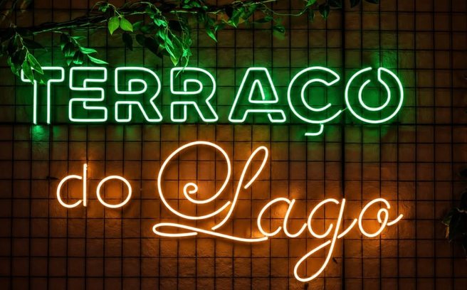 Letreiro de neon do Terraço do Lago em verde e laranja